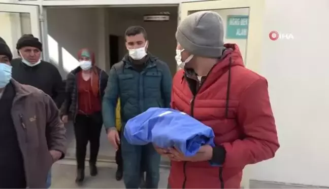 Karnında ölen bebeği için ameliyatlı halde mezarlığa geldi, gözyaşları sel oldu