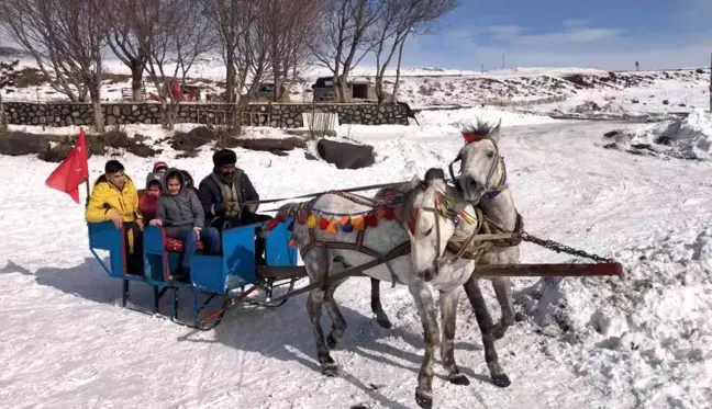 Çıldır Gölü'nde başarılı öğrencilere ücretsiz atlı kızak gezisi düzenlendi