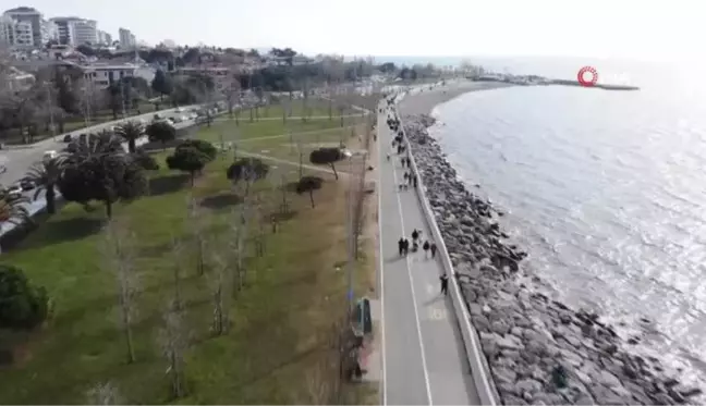 Güneşi gören İstanbullular Caddebostan Sahili'ne akın etti