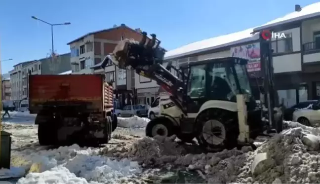 Çekerek'te karlar baraja taşınıyor