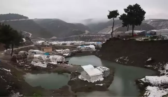 İdlib'deki kamplarda siviller geceleri ısınmak için kıyafetlerini yakıyor (2)