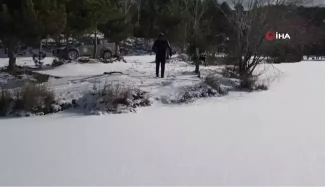 Uludağ'ın buz tutan göllerini testere ile kesti...Üzerinde yürüyüp altında yüzüyor