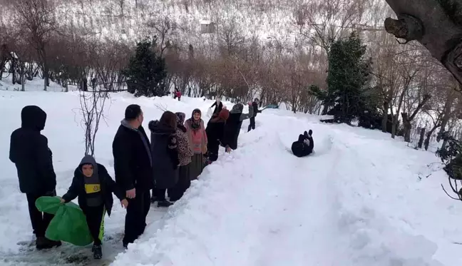 Kayak pistine çevirdikleri alanda doyasıya eğlendiler