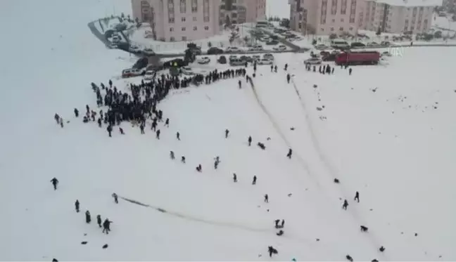 Vali Hamza Aydoğdu karda kayan çocukları ziyaret etti