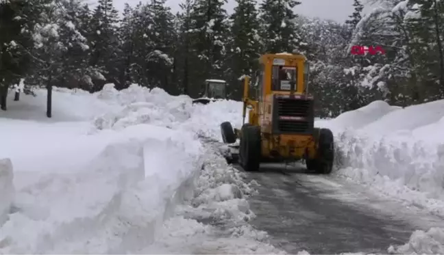 ANTALYA'DA EKİPLER KARDA MAHSUR KALANLARI KURTARDI