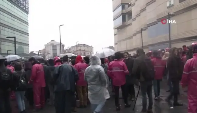 Yemek Sepeti kuryelerinden şirket binası önünde eylem: Yüzlerce kurye kontak kapattı