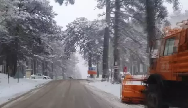 BALIKESİR - Kazdağları'nda ekipler yolların kardan kapanmaması için çalışıyor