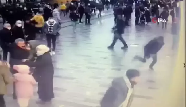 Son dakika haber | İstiklal Caddesi'nde parfümcü terörü: Turisti tekmeleyip başında şişe parçaladılar