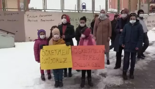 Öğrenci ve veliler öğretmenlerin göreve başlamamasını protesto etti