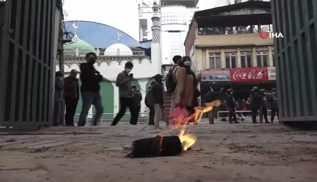 Nepal'de Petrol Fiyatlarına Yapılan Zam Protesto Edildi