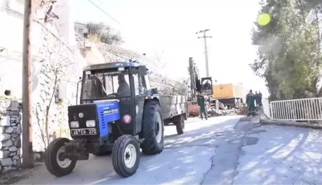 Yıkılma tehlikesi bulunan duvara belediye ekiplerince müdahale edildi