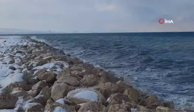 Fırtına hayatı olumsuz etkiledi, dev dalgalar Van Gölü sahilini dövdü