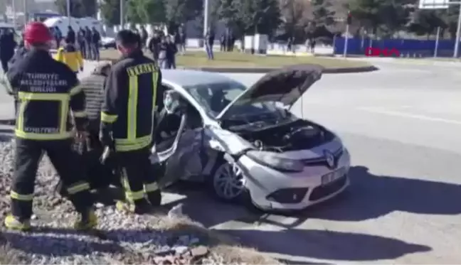 Son Dakika | GEDİZ'DE AMBULANS İLE İKİ ARAÇ ÇARPIŞTI 10 YARALI