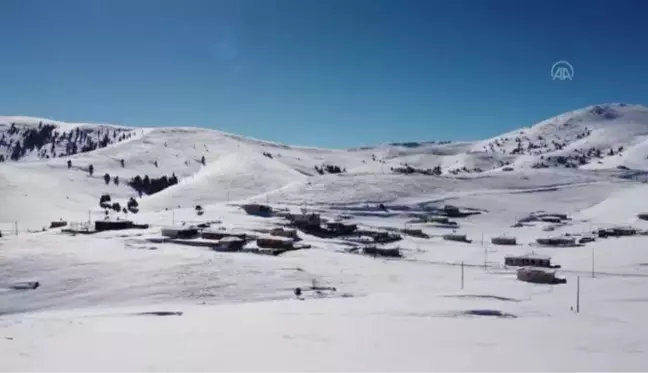 Karayolları ekipleri Kızıldağ ve Sakaltutan geçitlerinde zorlu mesaide