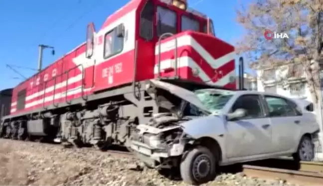 Son dakika haber | Yük treni hemzemin geçitten geçmeye çalışan otomobile çarptı: 1 ölü, 2 yaralı