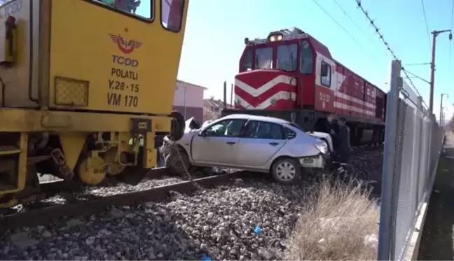 Son dakika haberleri: Yük treni otomobile çarptı, 1 kişi öldü, 1 kişi yaralandı