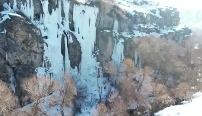 Buz tutan Gelinkayası Şelalesi tırmanış tutkunlarınca ziyaret ediliyor