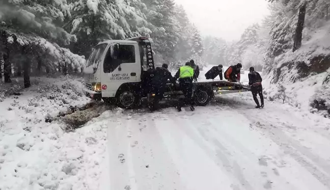 Karda mahsur kalan sürücülerin imdadına jandarma yetişti