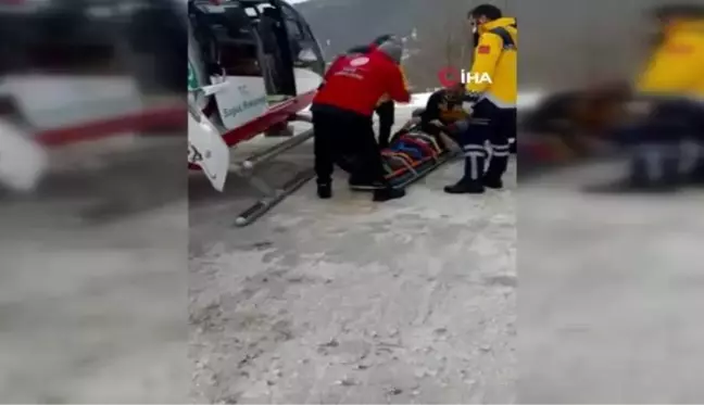 Kar nedeniyle mahsur kalan 81 yaşındaki hasta için hava ambulansı köye indi