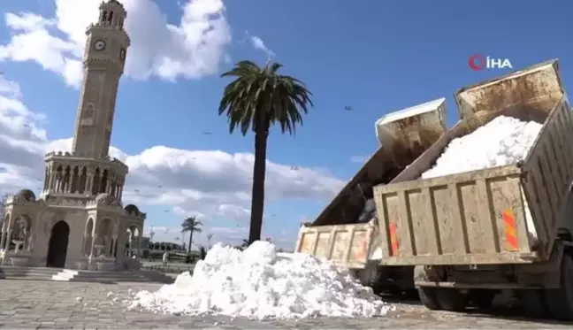 Konak Meydanı'nda kar sürprizi