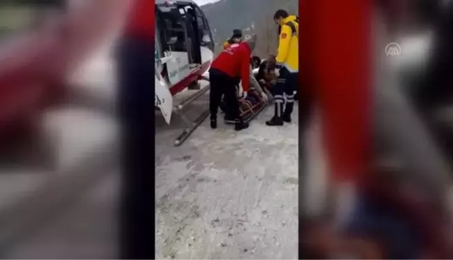 Yolu kapalı köydeki hastaya ambulans helikopterle ulaşıldı