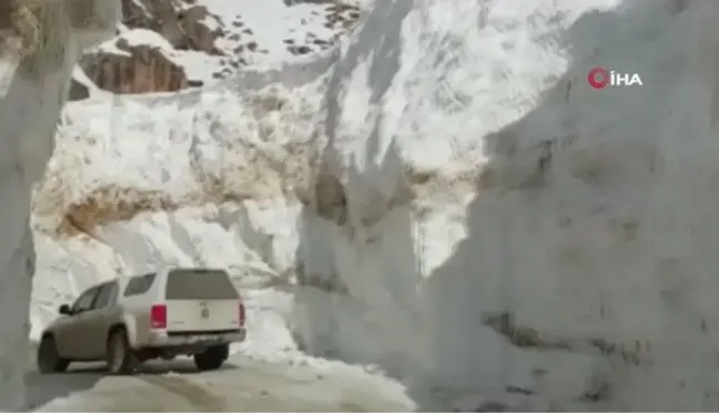 Bahçesaray Dikmetaş yolu ulaşıma açıldı... Yolun açılan kısımları tünelleri andırdı