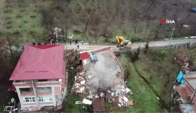 Ordu'da heyelan riski taşıyan 14 binanın yıkımı başladı