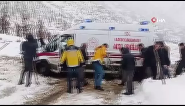 Son dakika haberi! Yolda mahsur kalan ambulansı köylüler kurtardı