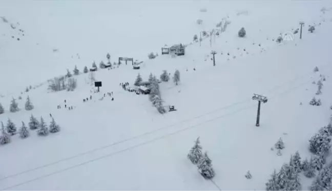 Kar kalınlığının 2 metreye ulaştığı Davraz'da kayak sezonunun uzaması bekleniyor