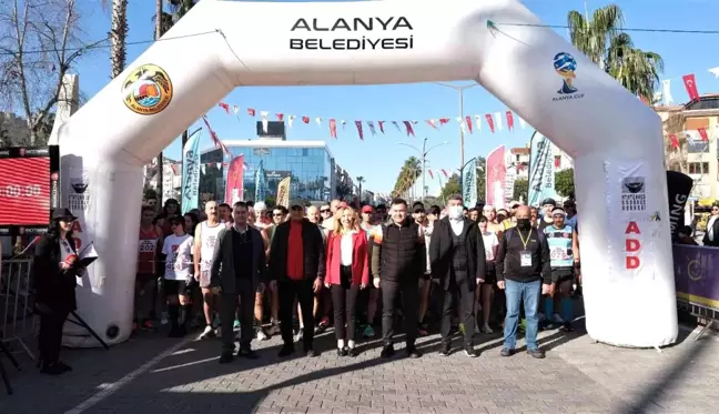 22. Alanya Atatürk Halk Koşusu ve Yarı Maratonu koşuldu