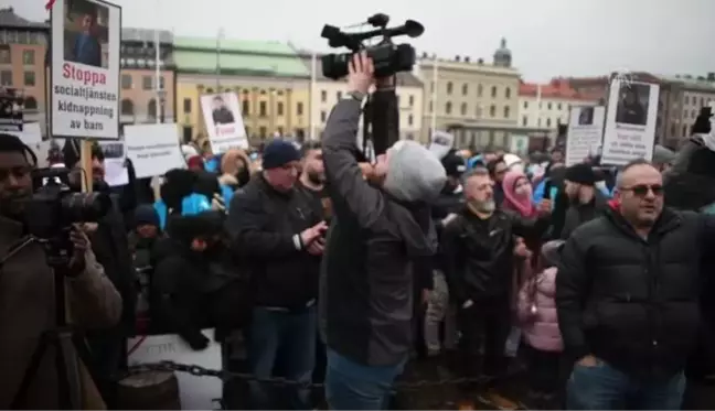 STOCKHOLM - İsveç'te çocukları ellerinden alınan Müslüman ailelerden gösteri