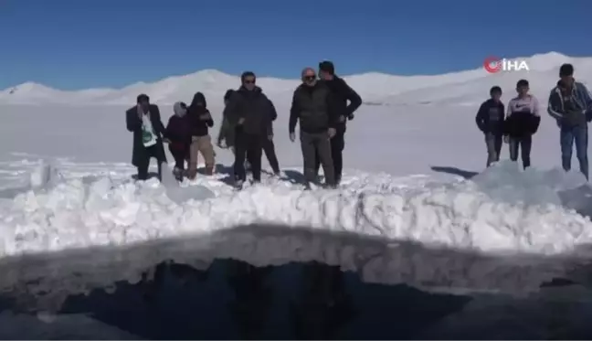 Yüzeyi buzla kaplı olan Balık Gölü dalgıçları ağırladı