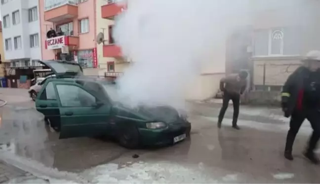 Son dakika gündem: Çıkan yangında otomobilin motor kısmı hasar gördü