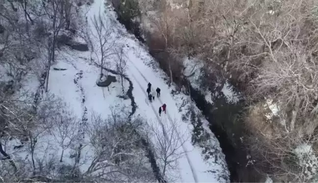 Koramaz Vadisi'nde ziyaretçiler, karlı havada yürüyüşün tadını çıkarıyor