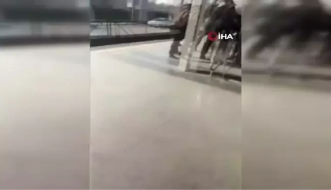 Son dakika haberi... Metro durağında yumruklu kavga kamerada