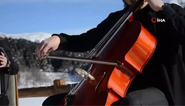 Şavşat Karagöl'de sanat doğayla buluştu, ortaya mest eden görüntüler çıktı