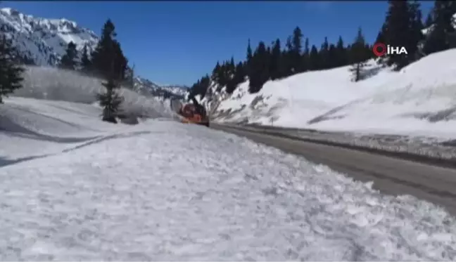 Bir metre kar üzerinde karayolları çalışanına doğum günü sürprizi