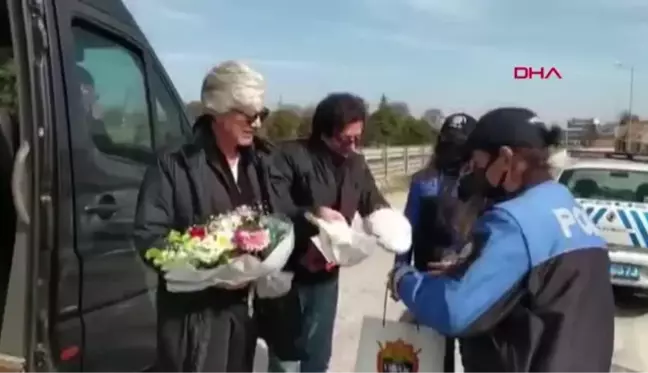 UŞAK'TA UYGULAMA NOKTASINDA DURDURULAN UYGUR KARDEŞLERE POLİSTEN SÜRPRİZ