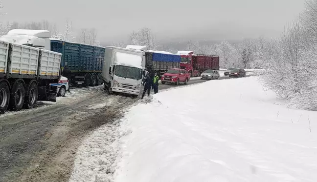 Kütahya Domaniç'te aniden bastıran kar trafiği felç etti