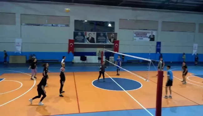 Tatvanlı gençler voleybol oynayarak stres atıyor