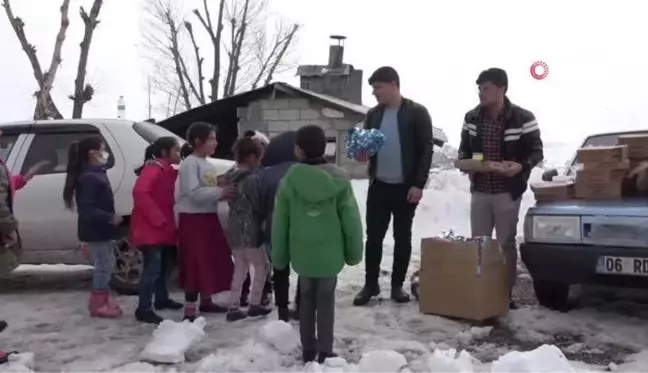 Muş'ta hayırsever gençler köy çocuklarını pizzayla tanıştırdı