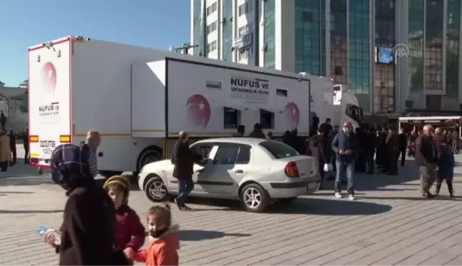 Nüfus İşleri Genel Müdürlüğünün mobil tırı Esenyurt meydanında vatandaşlara hizmet veriyor