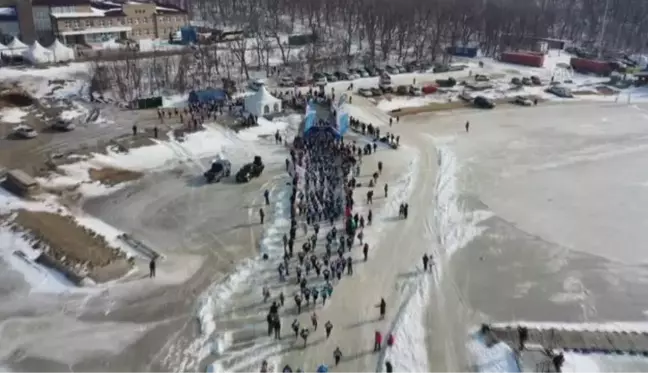 Rusya'nın Vladivostok kentinde 7'nci kez yapılan buz yarı maratonu havadan görüntüledi