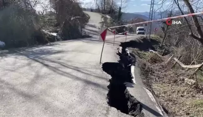 Bartın'da yağmur sonrası yollarda heyelanlar meydana geldi