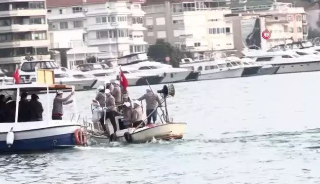 Bebek sahilinde denizden balık yerine plastik bidonlar çıktı