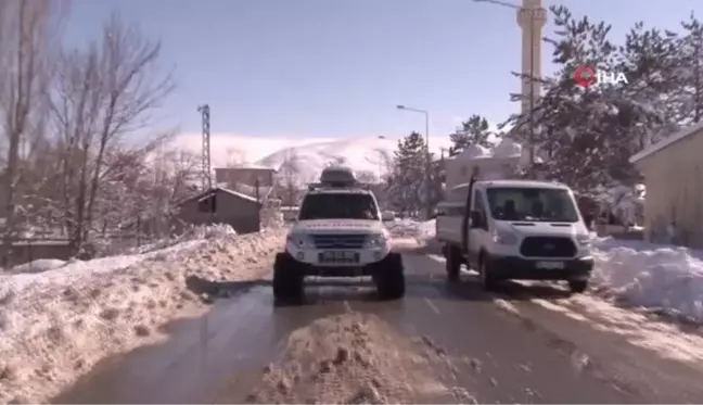 Son dakika: Karlı dağ yollarını aşan sağlık ekipleri, diyaliz hastasını hastaneye ulaştırdı