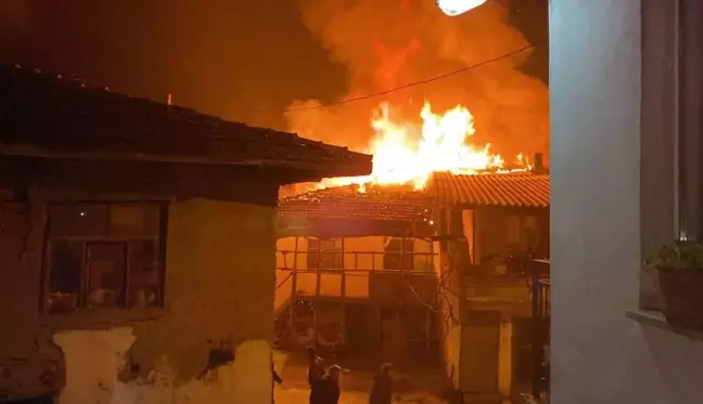 BALIKESİR - Yangında iki ev kullanılamaz hale geldi