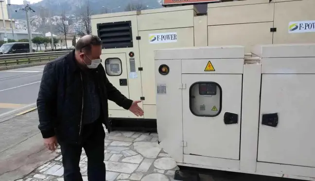Kayganlaşan yolda spin atarak jeneratörlere çarptı... Aracını kontrol ettikten sonra yoluna devam etti