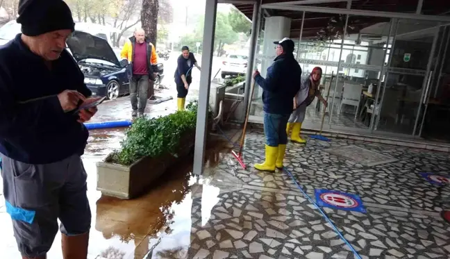 Son dakika! Marmaris'te evleri basan sel suları tahliye ediliyor