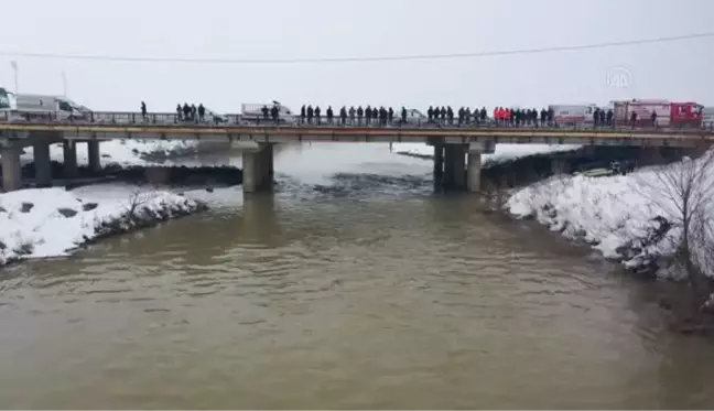 Karasu Nehri'ne düşen lise öğrencisini arama çalışması devam ediyor (2)